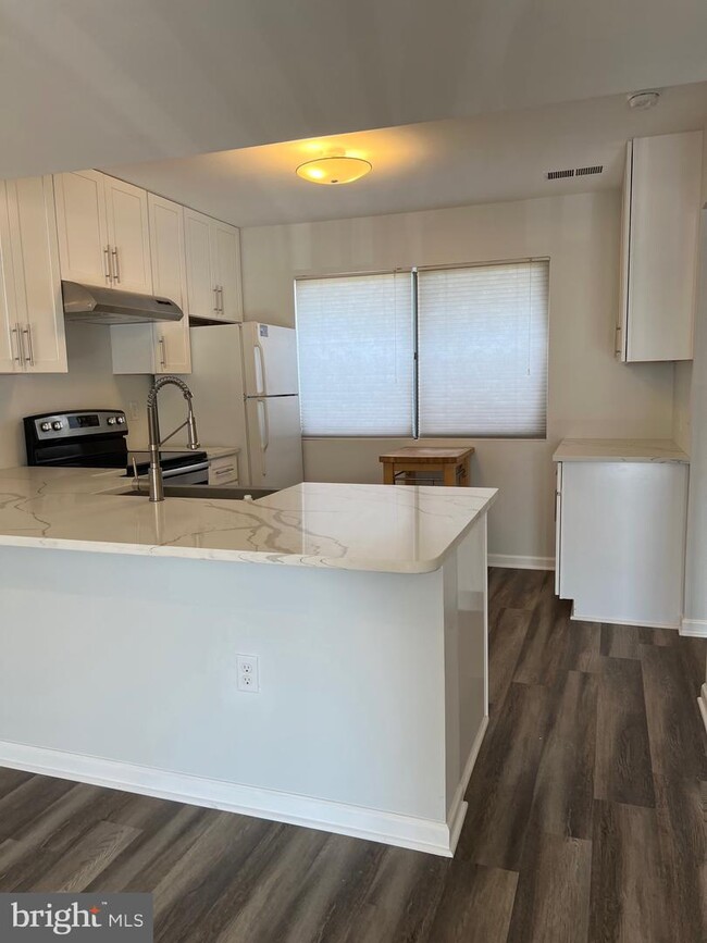Building Photo - 2461 Glengyle Dr