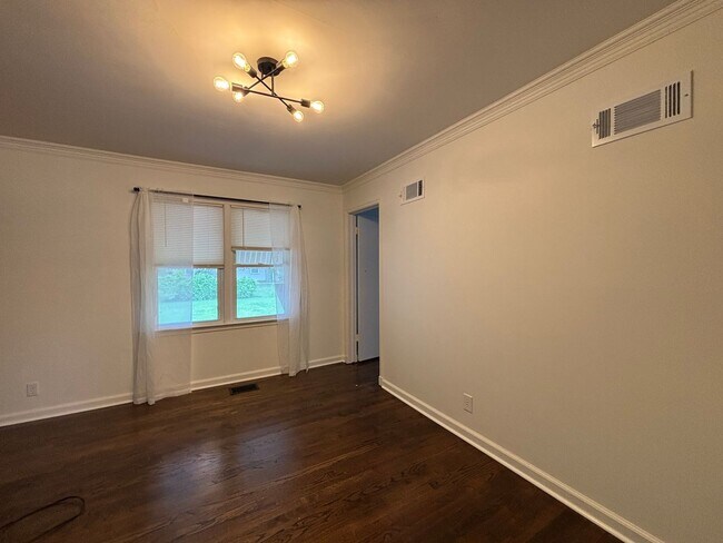Foto del edificio - Adorable 3 bed, 1 bath, 1 car midtown bung...