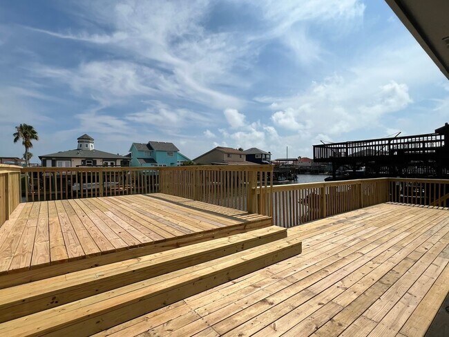 Building Photo - WATERFRONT HOME  - SOUTHEAST FACING W/ NEW DECK & BOATLIFT