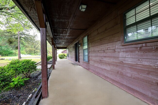Building Photo - 3 bed 3 bath single family house