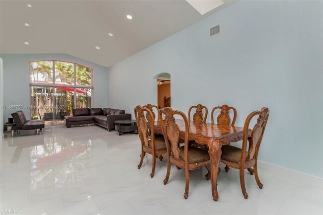 Foto del edificio - 3 br, 2 bath House - 16561 NW 5th St # 16561