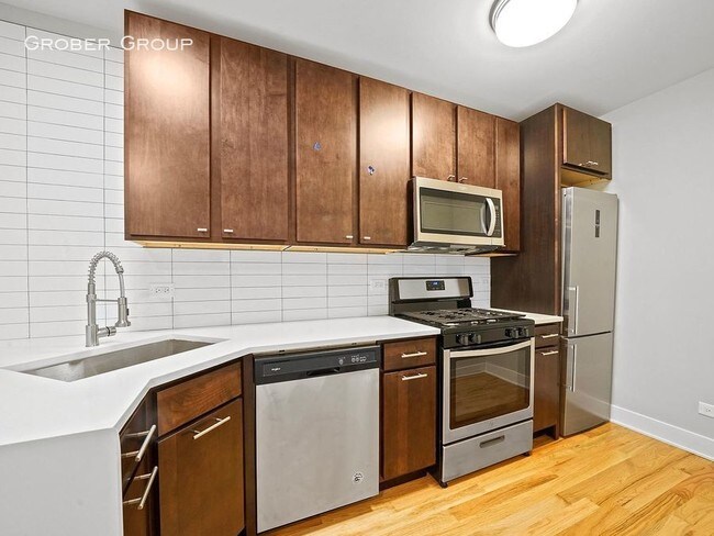 Foto del edificio - 2018 W 21st Pl - 2M - 1 bed, 1 full bath