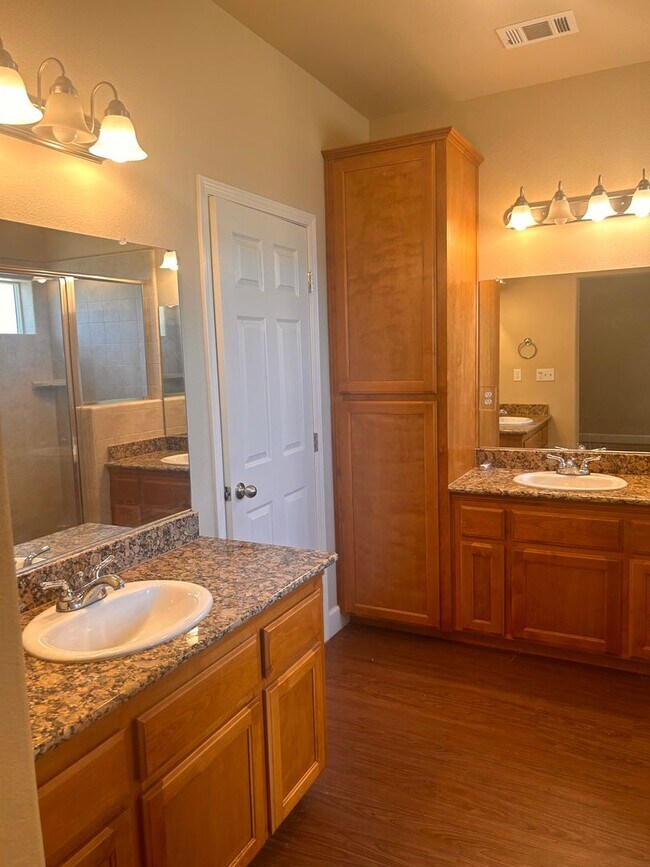 Foto del edificio - Great home for rent in Lindsay