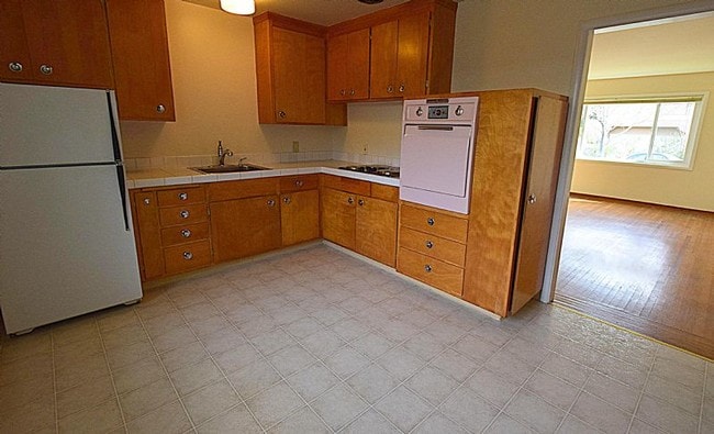 Building Photo - NEW LISTING! Walk 1 Block To Downtown! LG. 1 BR/1BA, Hdwd Flrs,Big Walk-In Closet!