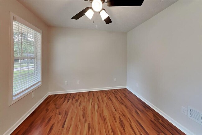 Foto del edificio - 7318 Coral Lake Dr