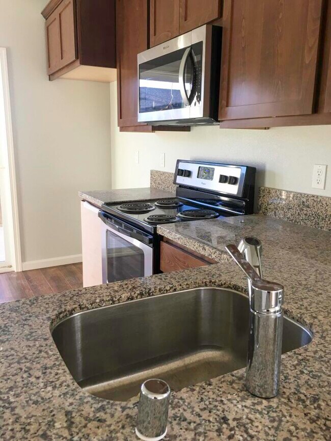 Foto del edificio - 8100 Creeping Willow Ln