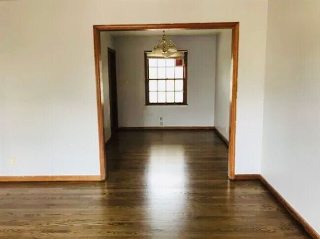 Building Photo - Fenced yard!