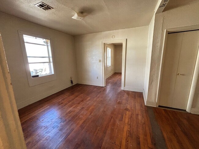 Foto del edificio - 2-Bedroom, 1-Bathroom Duplex with central heat and air