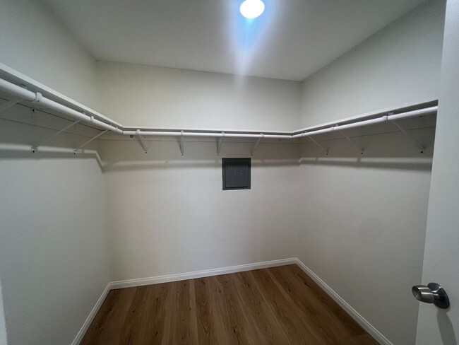 Building Photo - Newly Renovated 2 Bed 2 Bath Unit in the H...