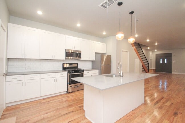 Building Photo - Large Point Breeze Home