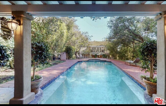 Foto del edificio - 898 N Bundy Dr
