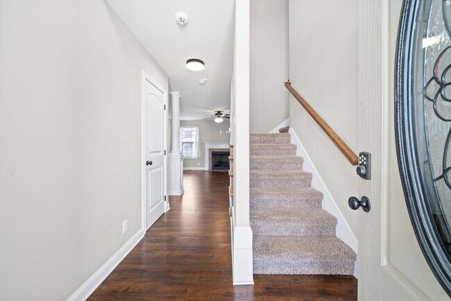 Building Photo - Pet Friendly Three Bedroom with Bonus!