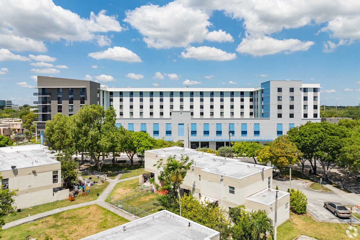 Building Photo - South Miami