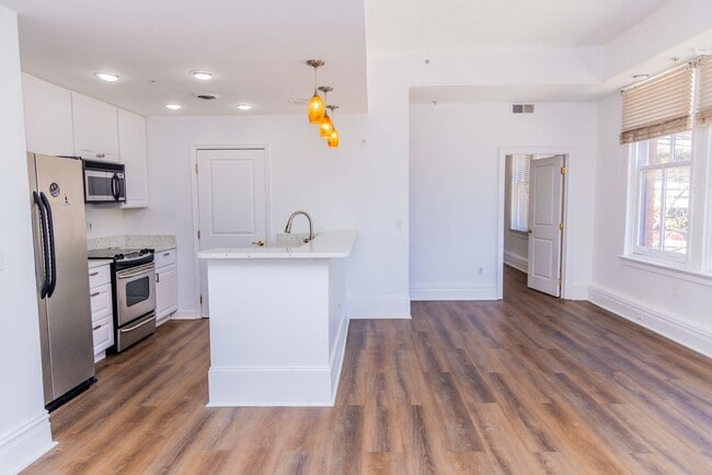 Photo - Luxury Two Bedroom Unit in  Downtown Business District Apartment