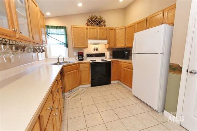 Foto del edificio - 3 Bedroom 2 Bath Home on 1/4 Acre Available 1/6/2026