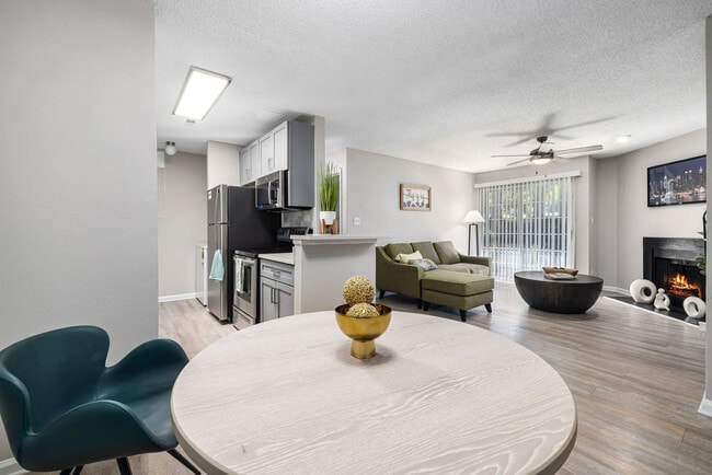 Apartamentos amplios y recién renovados de 1, 2 y 3 habitaciones en Raleigh, Carolina del Norte. - View at Lake Lynn