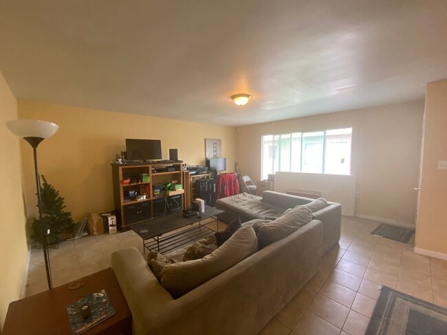 Foto del edificio - 2021 Sierra Rd