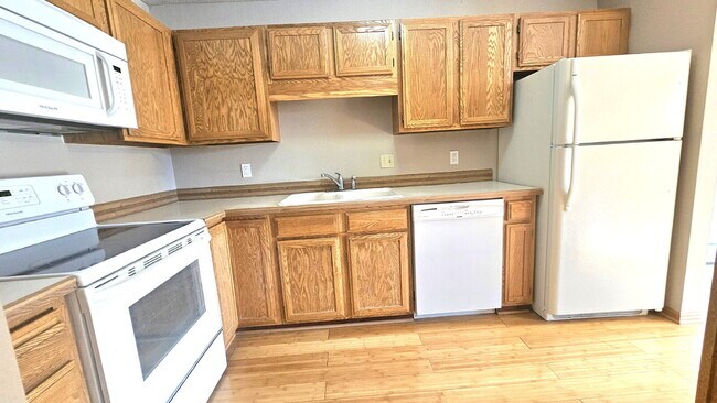 Foto del edificio - "Charming 2-Bedroom 1 bath Condo with 1000 Sq Ft of Comfort in Plymouth, MN!"