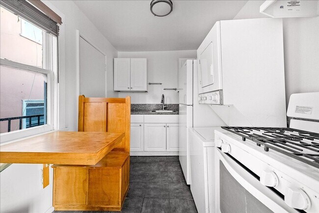 Building Photo - 320 Columbia Ave 1/4-324