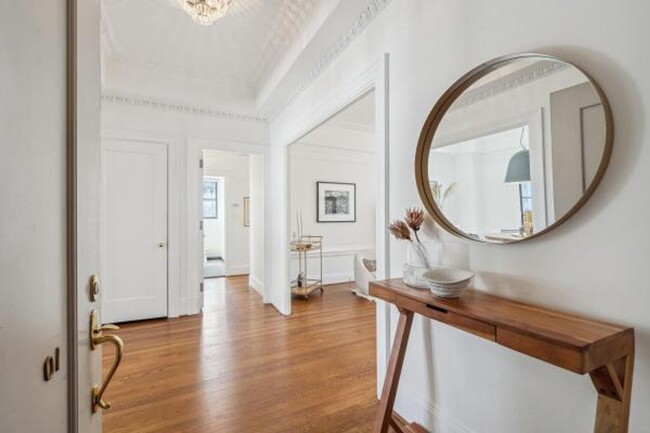 Foto del edificio - ELEGANT 2BR WITH LAKE VIEWS, FIREPLACE & D...