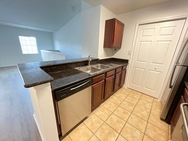 Building Photo - ANNUAL RENTAL - CAMDEN COVE- 2 BED - 2 BATH 2ND FLOOR
