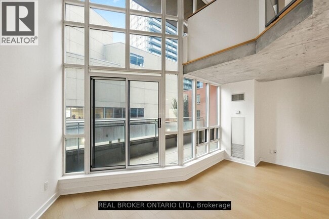 Photo du bâtiment - 255-255 Richmond St E
