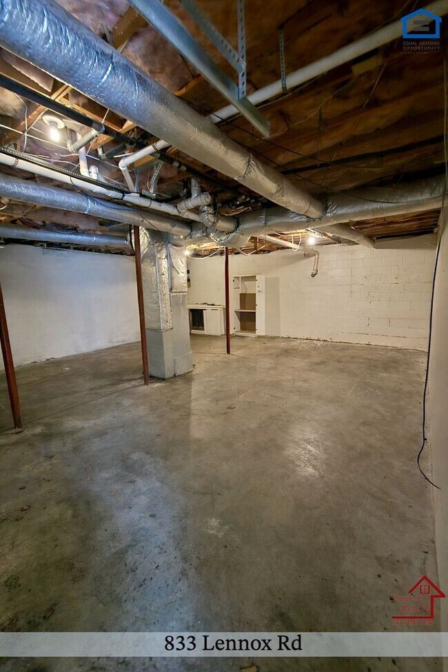 Building Photo - 833 Lennox Rd