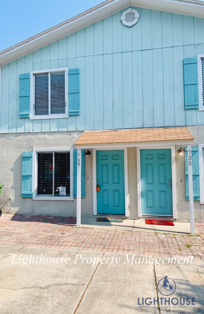 Building Photo - Walk To The Beach From This Beautiful Updated Townhome