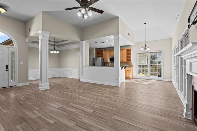 Building Photo - 3030 Northcliff Dr