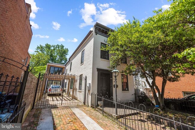 Building Photo - 407 Independence Ave SE