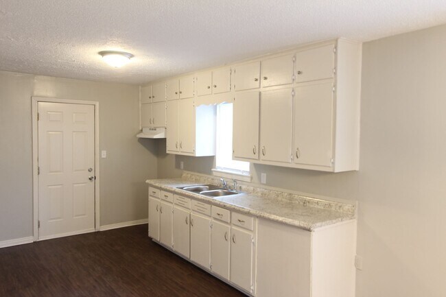 Building Photo - New On the Market - South Eastlake - Newly...