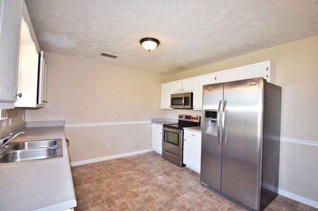 Foto del edificio - Wonderful 3BR/2BA North Mboro home on nearly an acre lot!
