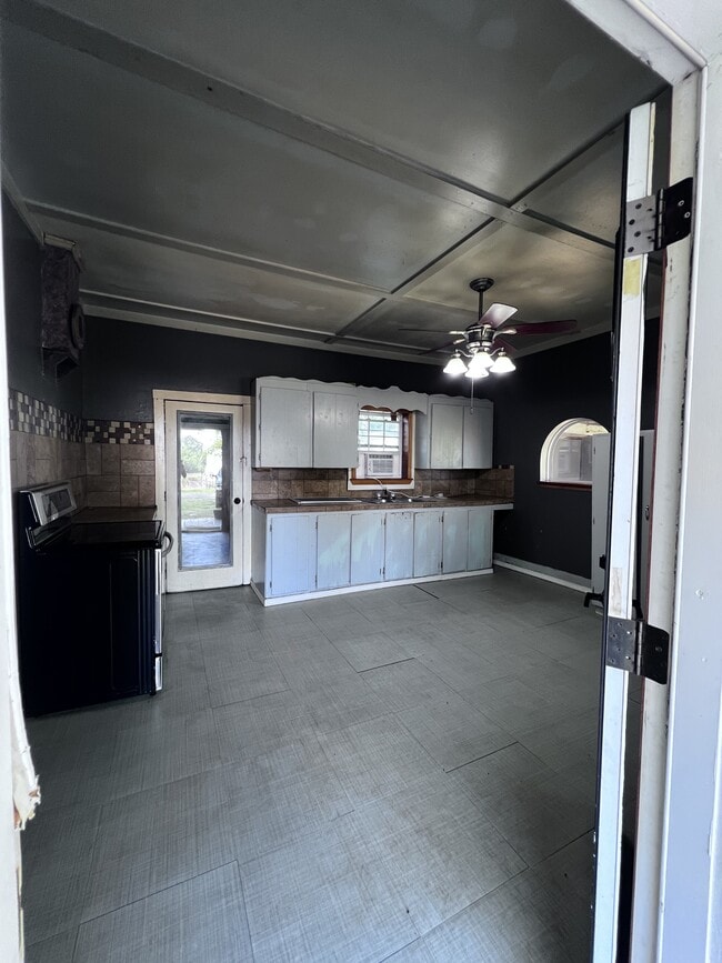 Building Photo - 1204 E Academy St