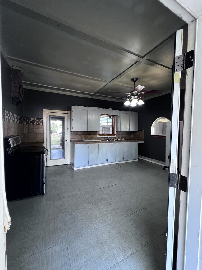 Foto del edificio - 1204 E Academy St