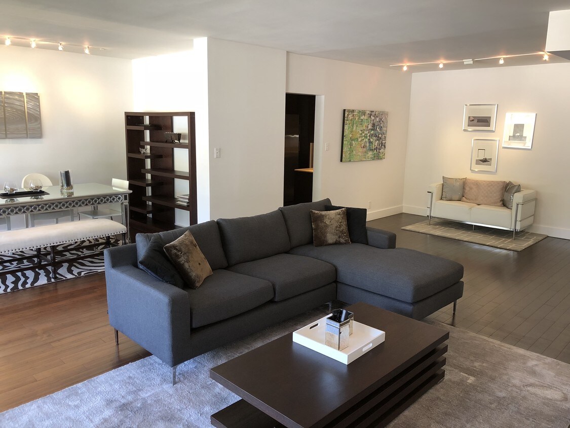 Foto principal - 8787 Shoreham Dr