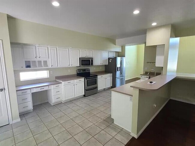 Building Photo - Amazing House