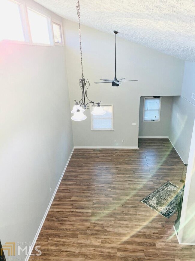 Building Photo - 2819 Briar Hill Ln SE
