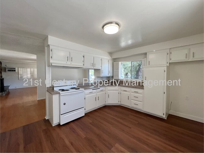 Foto del edificio - 8135 Stewart and Gray Rd