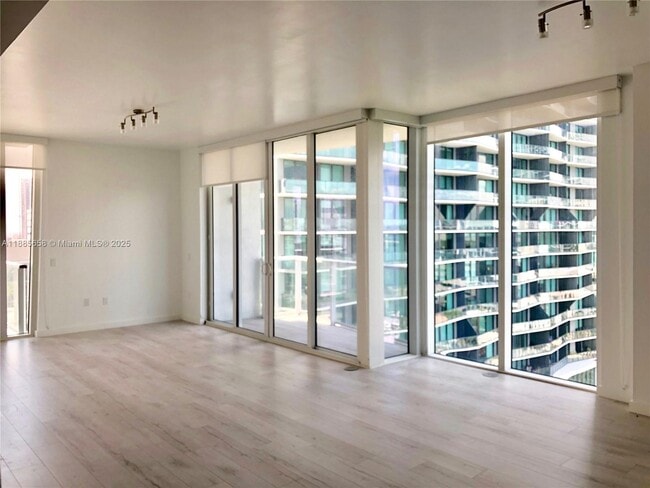Foto del edificio - 601 NE 27th St