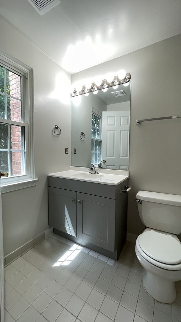 Building Photo - Lake Ridge Colonial