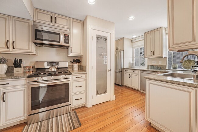 Foto del edificio - 5845 Topanga Canyon Pl