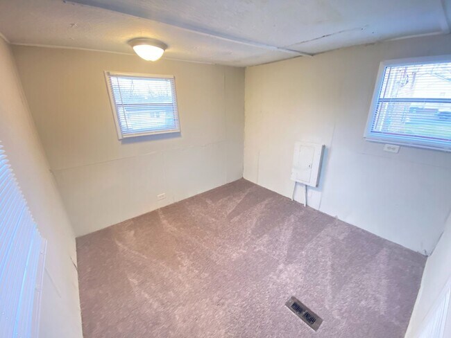 Building Photo - 2bed/1bath trailer in downtown Landis all ...