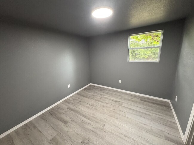 Foto del edificio - 5724 N Frankfort Ave