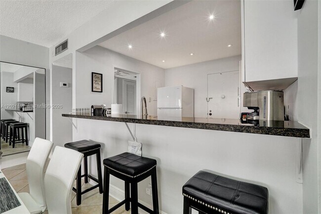 Building Photo - 3725 S Ocean Dr