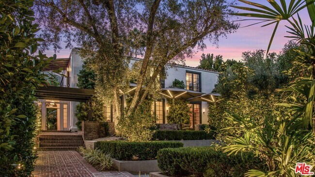 Foto del edificio - 7065 Hillside Ave