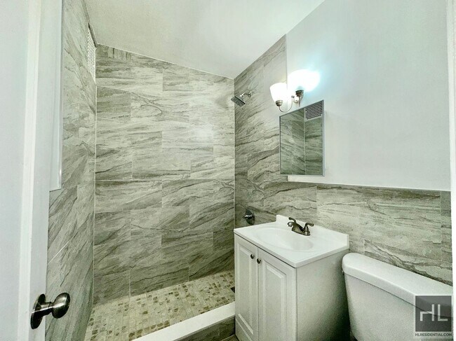 Foto del edificio - RENOVATED 3 BEDROOM APT 63rd Drive