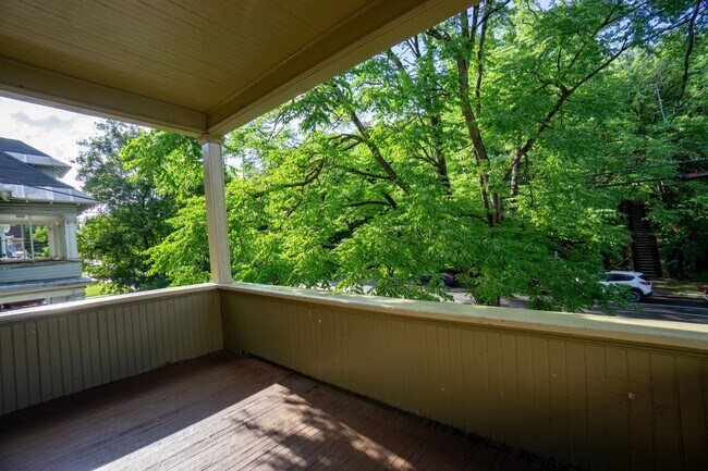 Building Photo - AVAILABLE 8/1/26 - 3 Bedroom with Off-Stre...