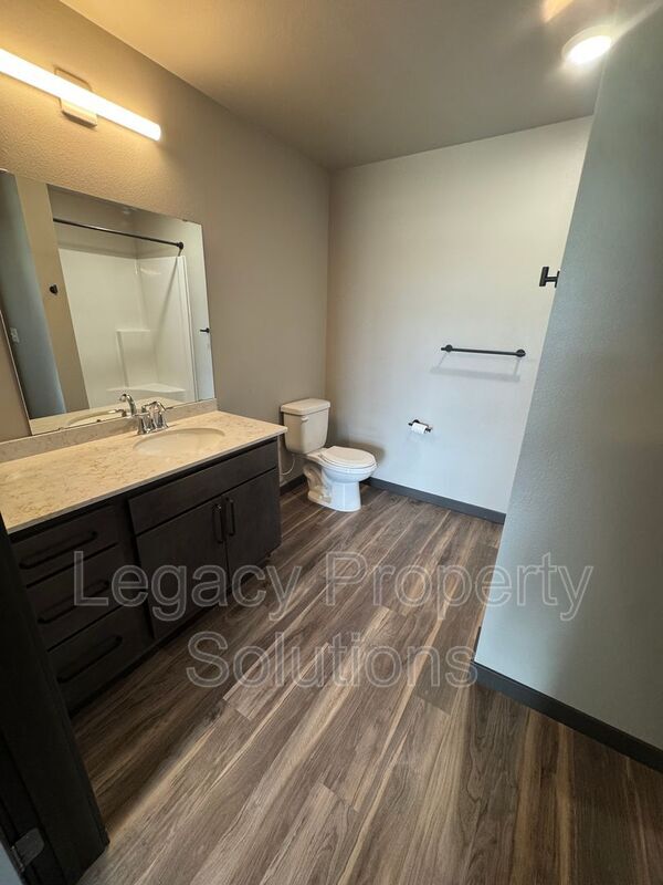 Foto del edificio - 220 E Greenfield Ln