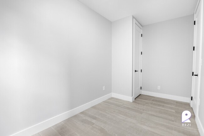Building Photo - 305 E 75th St