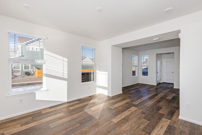 Foto del edificio - Come home to this low maintenance gem!